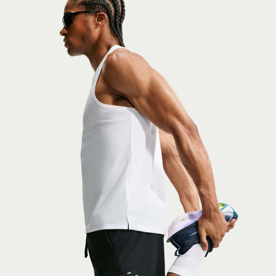 Side view of a model wearing the Nike Men's Stride Aero-FIT 5