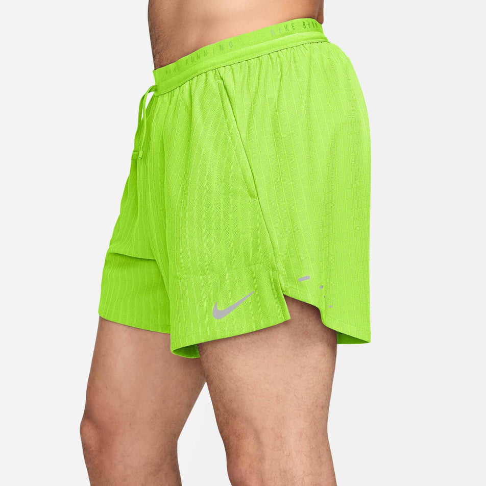 Side view of a model wearing the Nike Men's Stride Aero-FIT 5