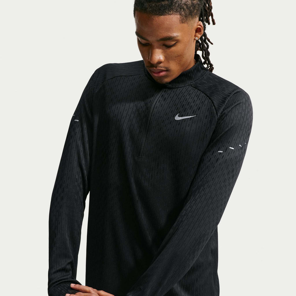 Front view of a model wearing the Nike Men's Stride Aero-FIT 1/2-Zip Mid Layer in the Black/Reflective Silver colourway.