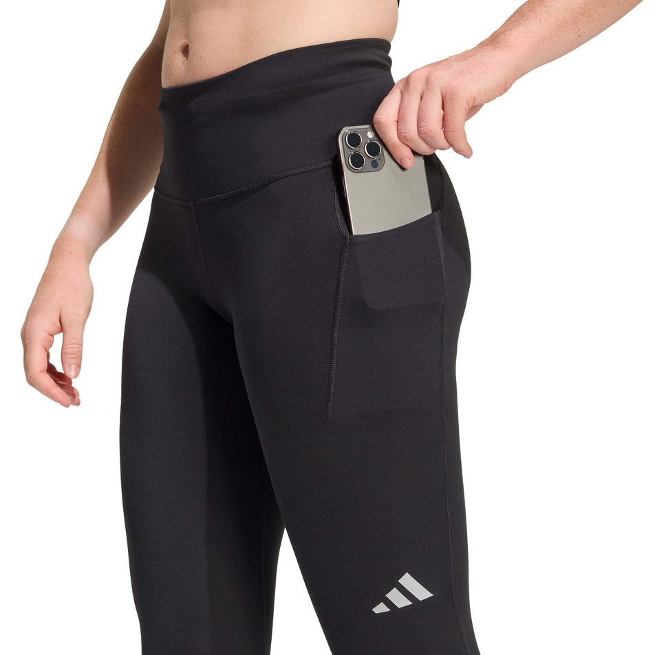 The drop-in side pocket on the adidas Women's adi365 3S 1/1 Tights in the Black colourway.