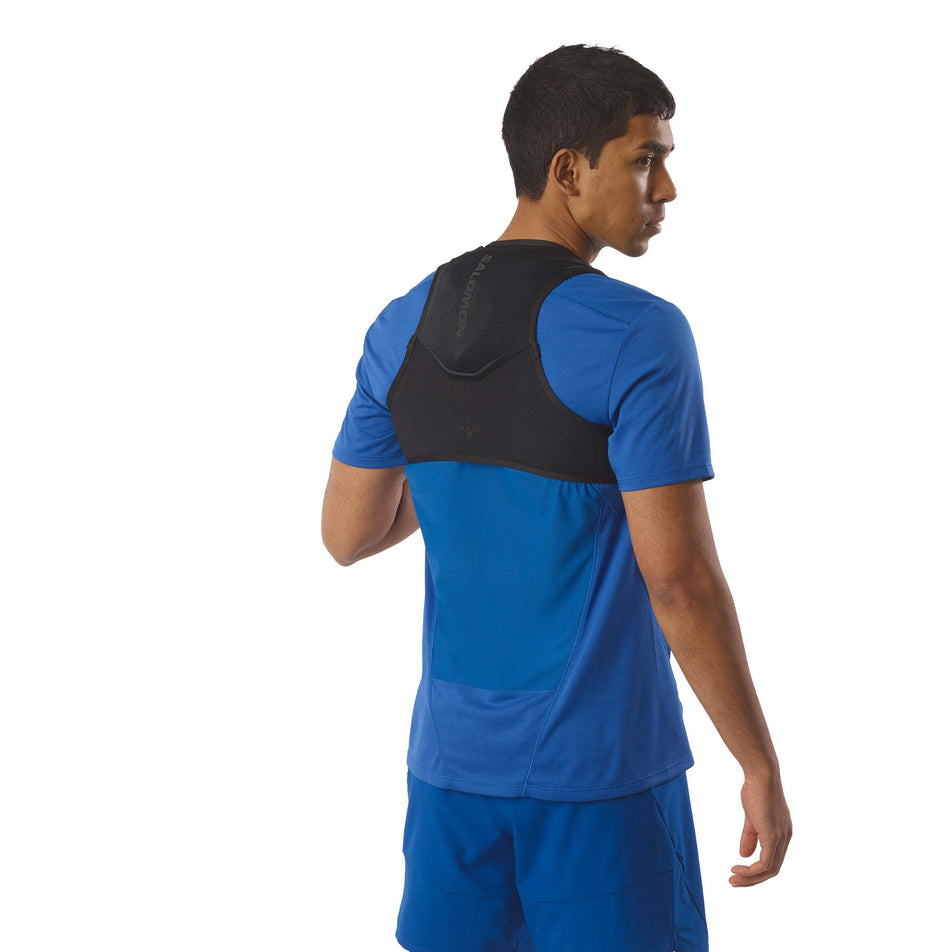 Back view of a model wearing the Salomon Unisex Pulse 2 Set in the Black colourway.