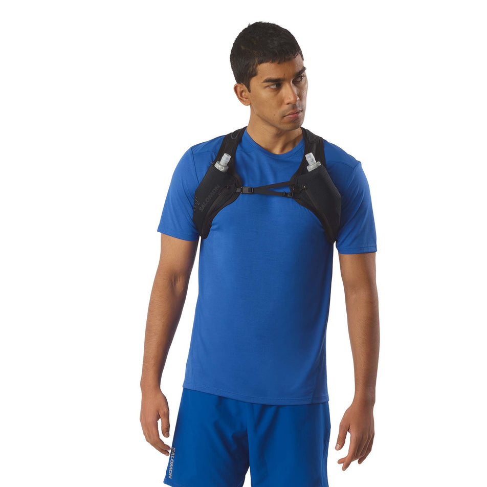 Front view of a model wearing the Salomon Unisex Pulse 2 Set in the Black colourway.