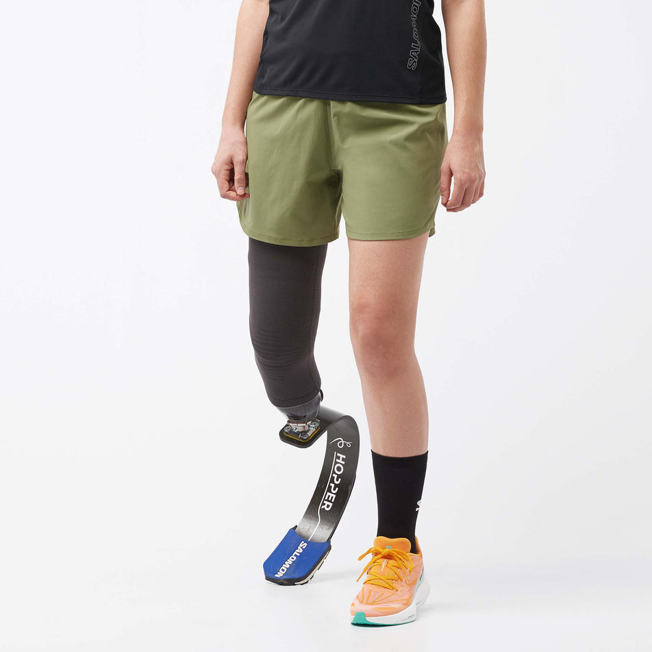 Front view of a model wearing a pair of Salomon Women's Cross 5