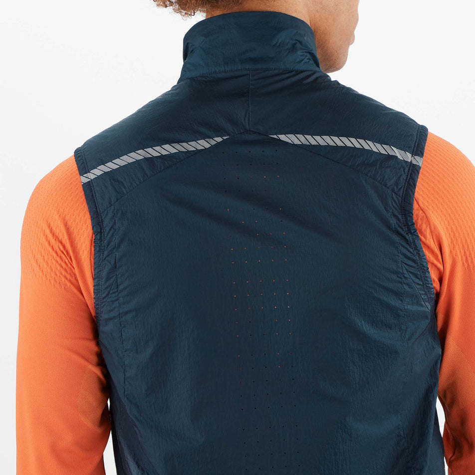 Close-up back view of a model wearing a Salomon Men's Sense Flow Vest in the Carbon/Carbon colourway (8071113769122)