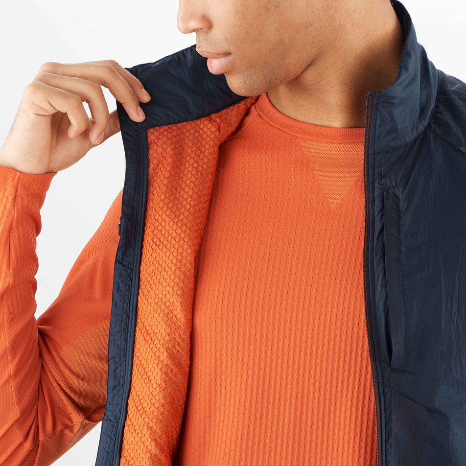 A model showing some of the inner liner of a Salomon Men's Sense Flow Vest (8071113769122)