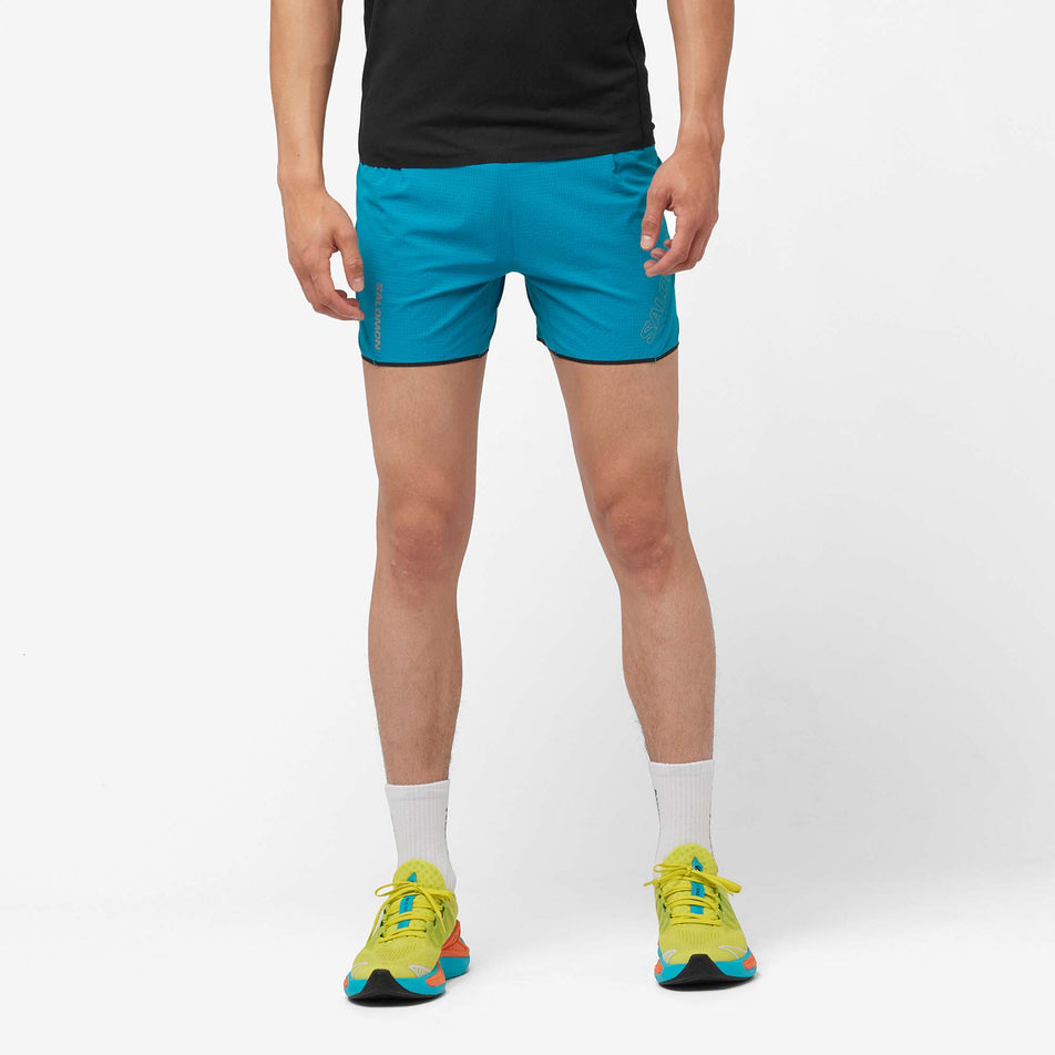 Front view of a model wearing a pair of Salomon Men's Sense Aero 5
