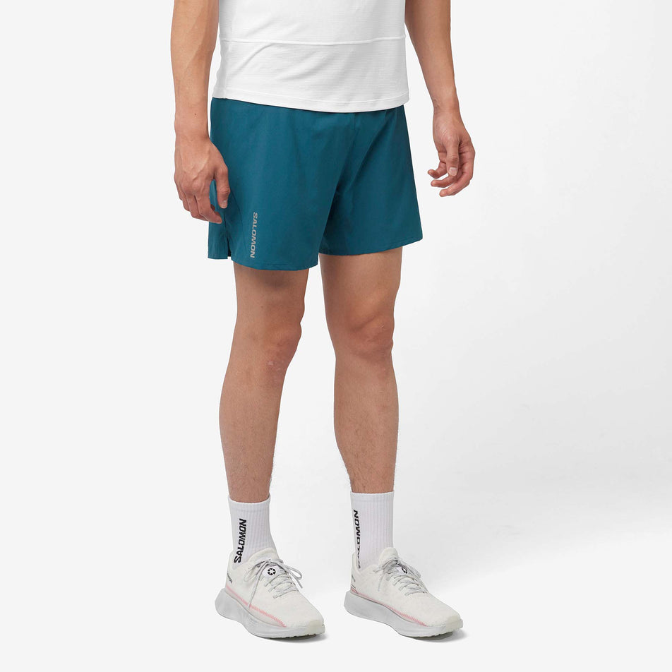 Front view of a model wearing a pair of Salomon Men's Cross 5