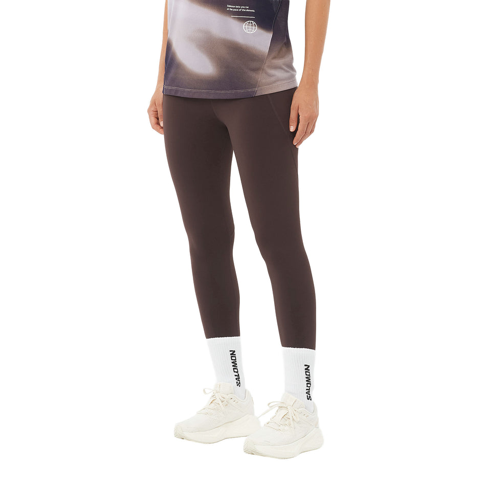 Front view of a model wearing the Salomon Women's SHAKEout BLISS 25