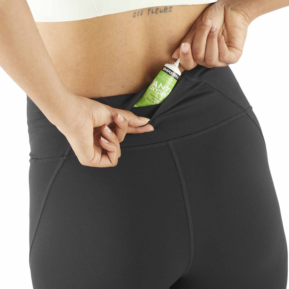 A model demonstrating the storage on the Salomon Women's SHAKEout BLISS 8