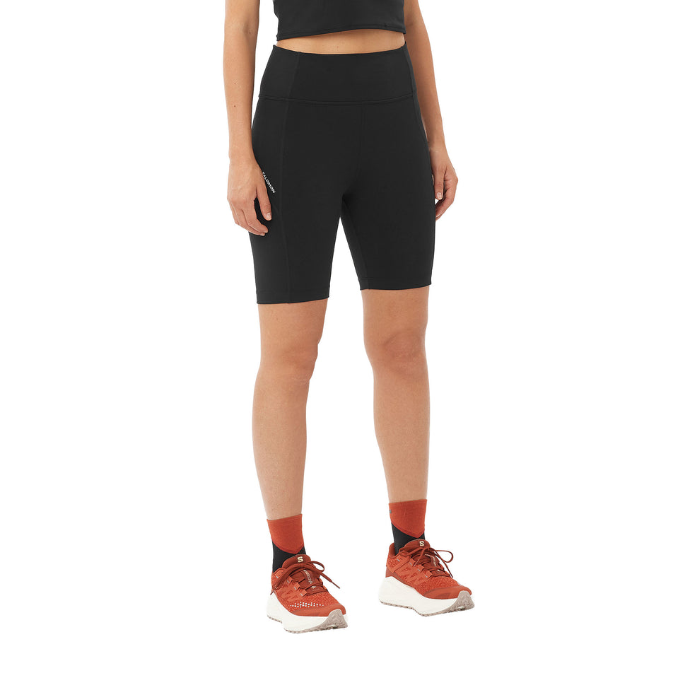 Front view of a model wearing the Salomon Women's SHAKEout BLISS 8