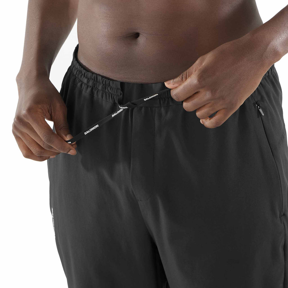 The drawcord on the front of the Salomon Men's SHKout Core Pants in the Deep Black colourway. (8577969291426)