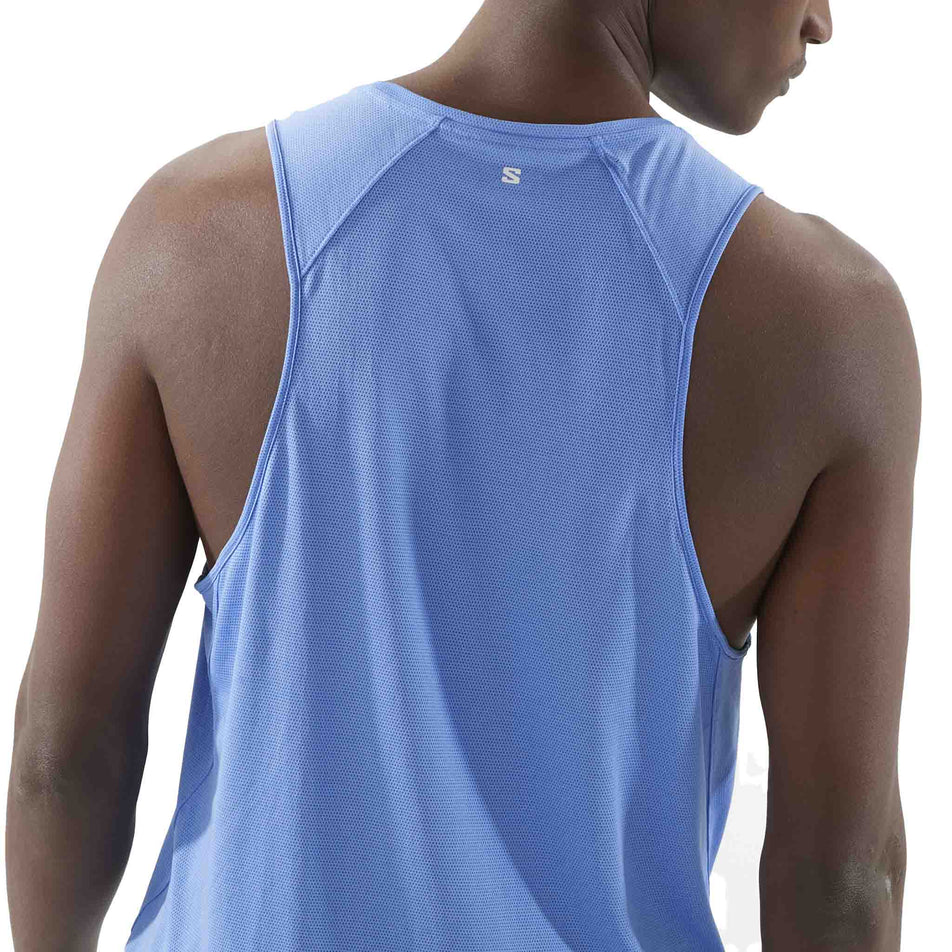 Close up of the back of the Salomon Men's SHKout Core Tank in the Ultramarine colourway. (8577973059746)
