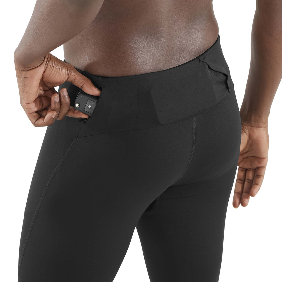 The storage options on back of the Salomon Men's SHAKEout CORE Tights in theDeep Black colourway. (8736846545058)