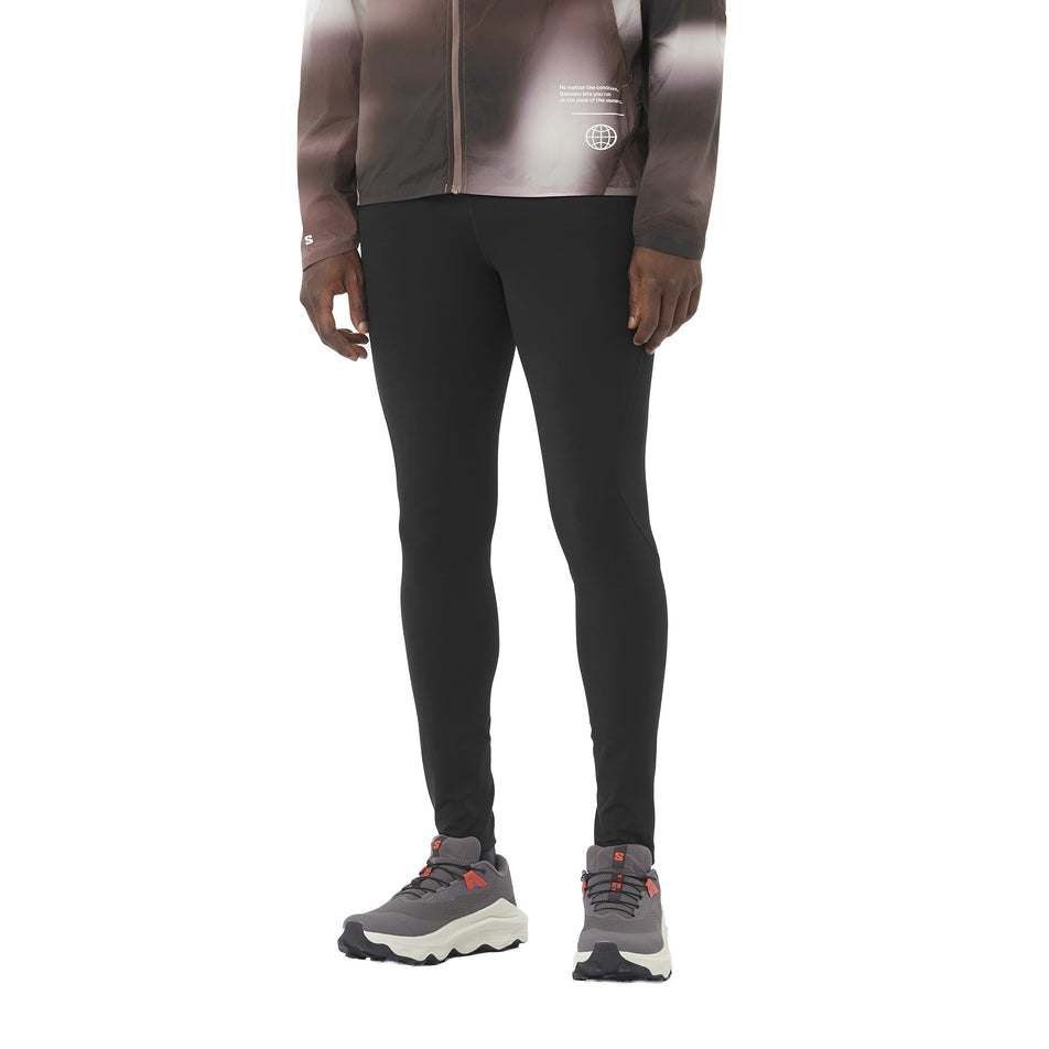 Front view of a model wearing the Salomon Men's SHAKEout CORE Tights in theDeep Black colourway. (8736846545058)