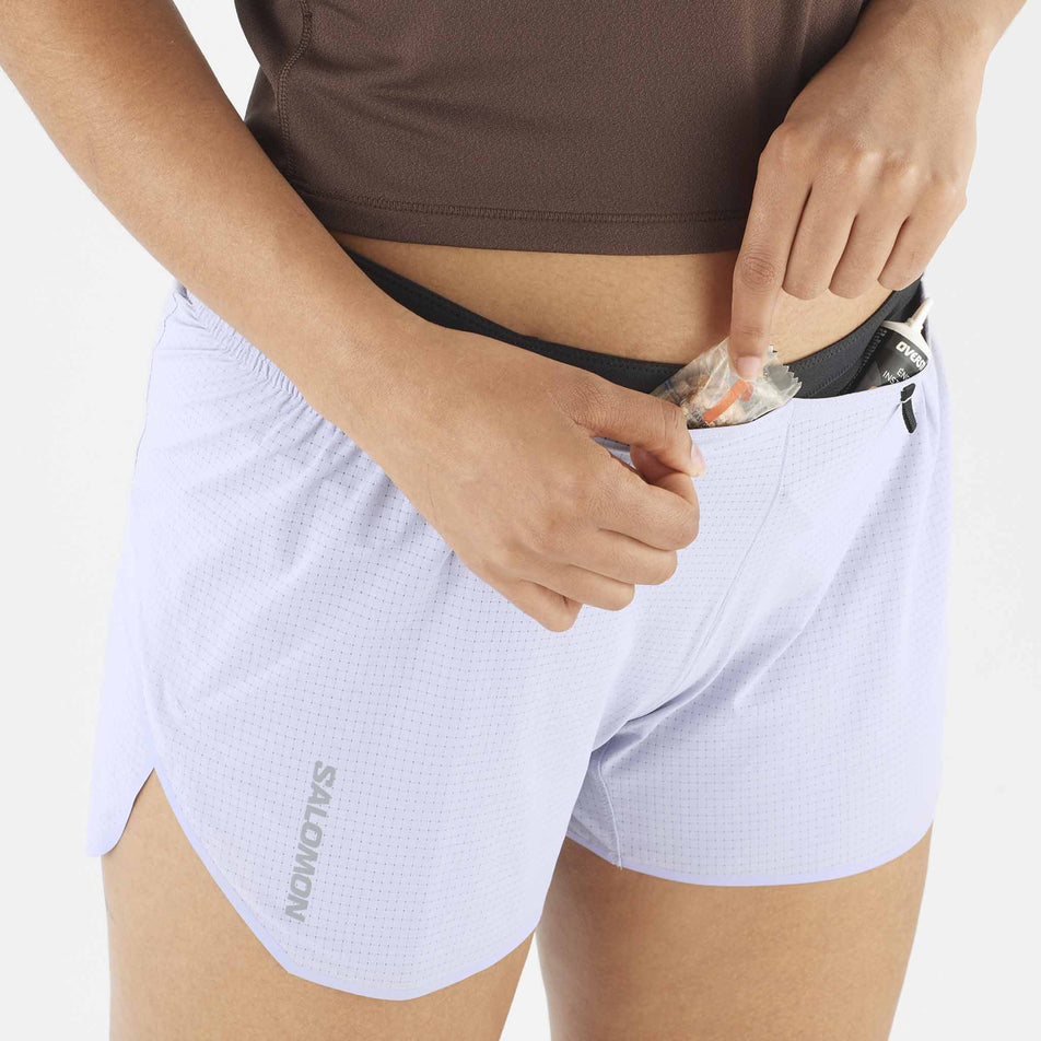 A model demonstrating the storage on the front of the Women's Salomon Sense Aero 3