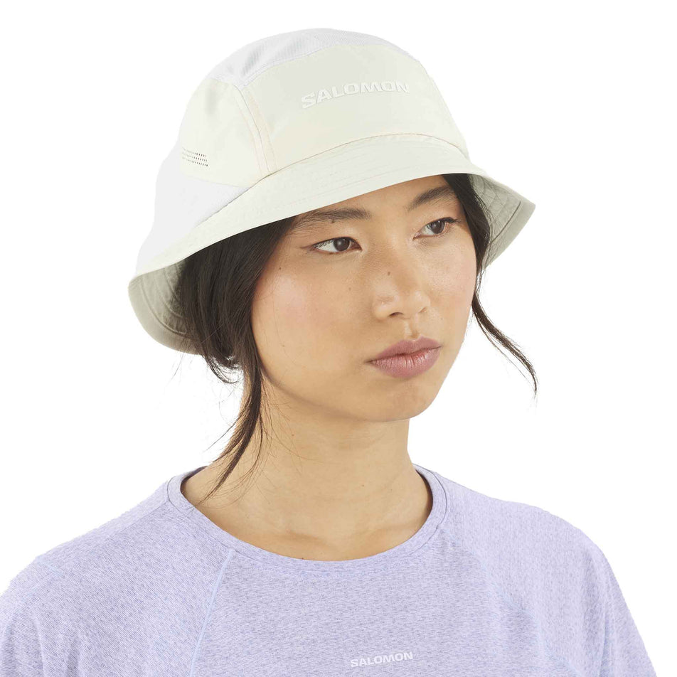 Front view of a model wearing the Salomon Unisex SHKout Bucket Hat in the Icicle colourway. (8577880490146)