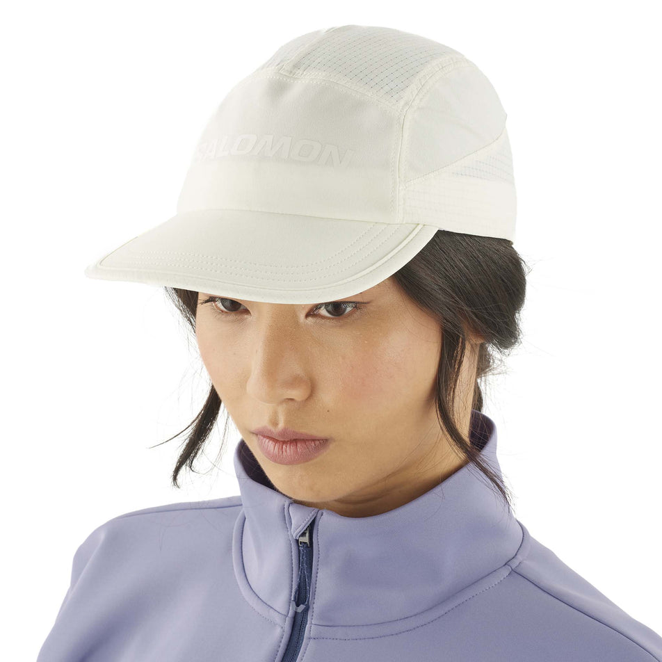 Front view of a model wearing the Salomon Unisex Sense Aero Cap in the Icicle colourway. (8575953535138)
