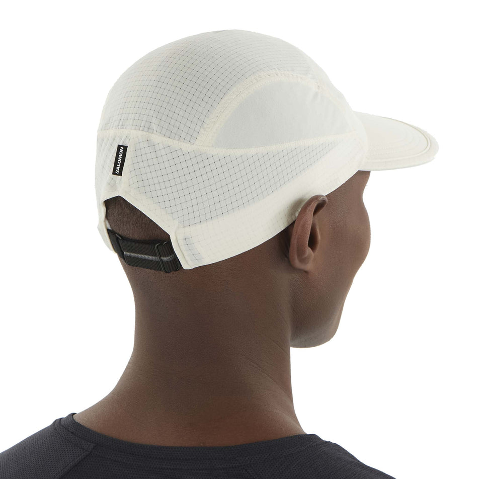 Back view of a model wearing the Salomon Unisex Sense Aero Cap in the Icicle colourway. (8575953535138)