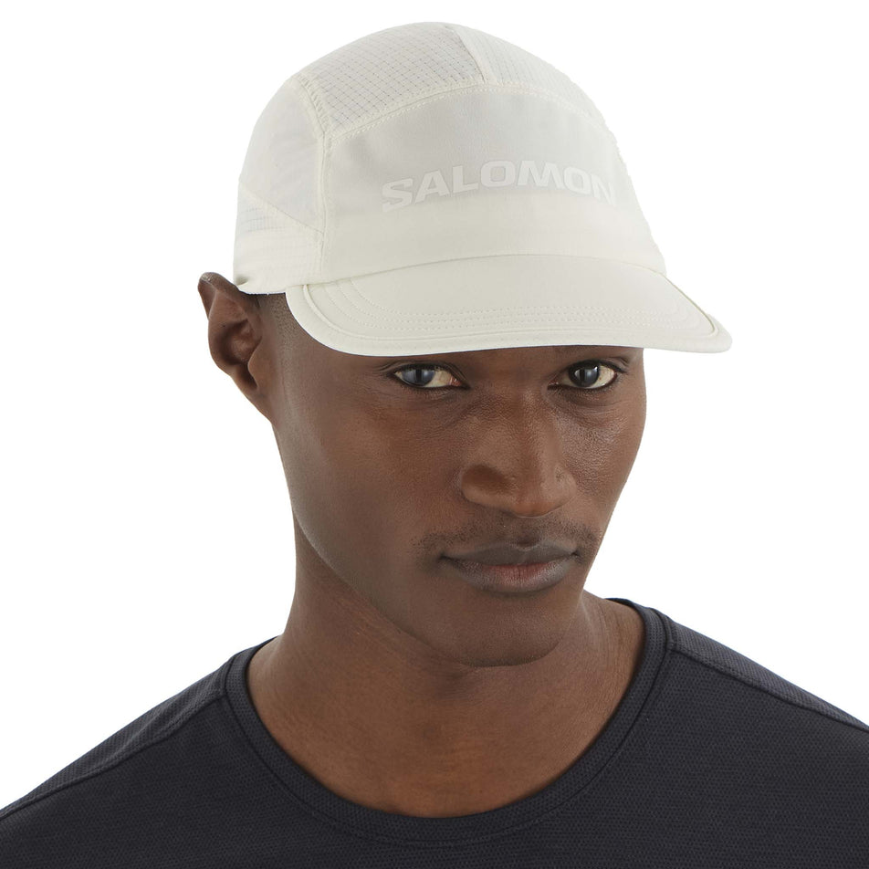 Front view of a model wearing the Salomon Unisex Sense Aero Cap in the Icicle colourway. (8575953535138)