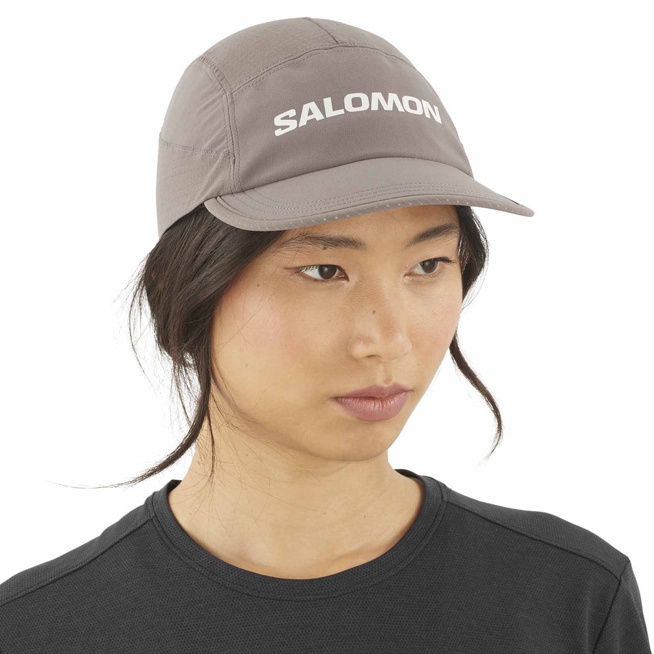 Front view of a model wearing the Salomon Unisex Sense Aero Cap in the Iron colourway. (8577886716066)