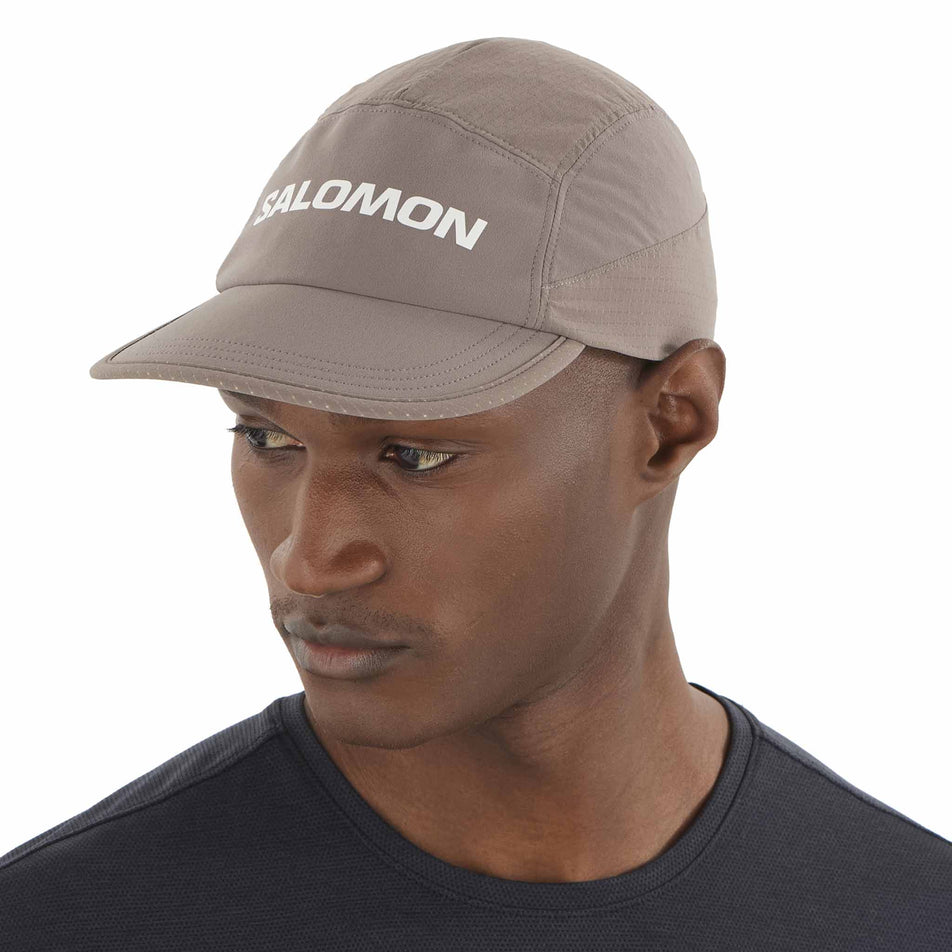 Front view of a model wearing the Salomon Unisex Sense Aero Cap in the Iron colourway. (8577886716066)