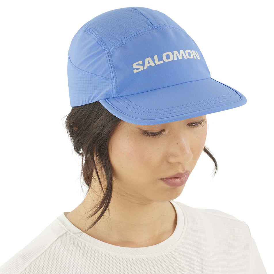 Front view of a model wearing the Salomon Unisex Sense Aero Cap in the Ultramarine colourway. (8577890877602)