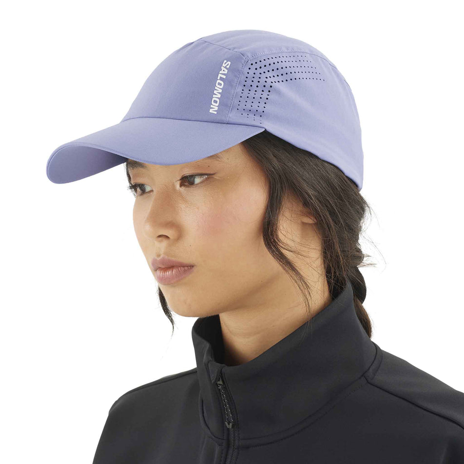 Front view of a model wearing the Salomon Unisex SHKout Cap in the Blue Granite colourway. (8575964676258)