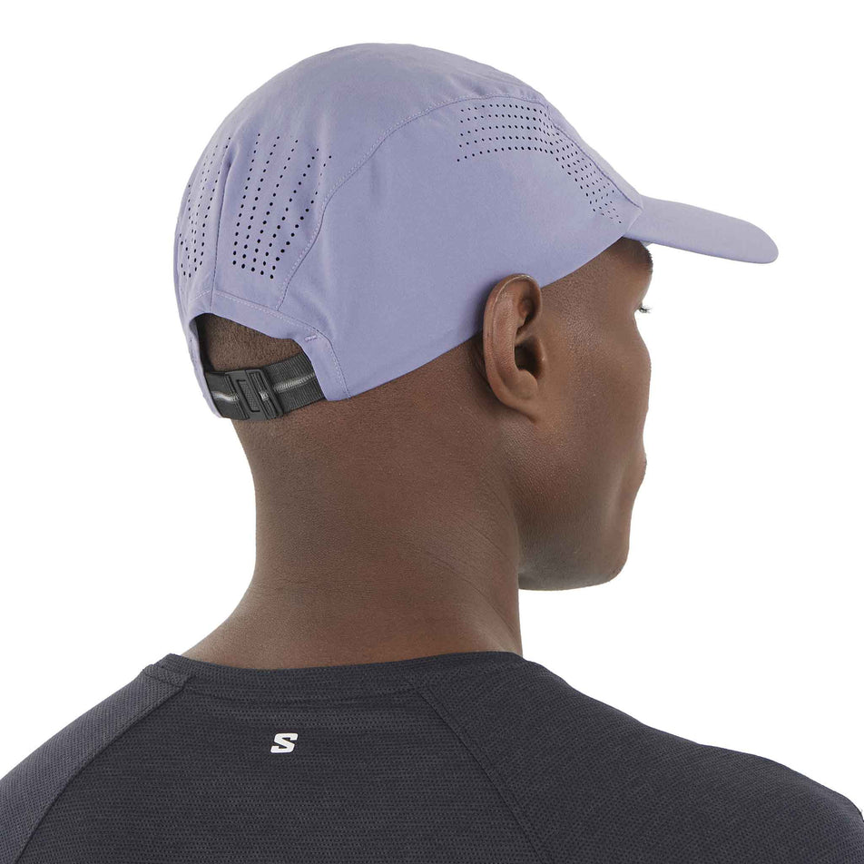 Back view of a model wearing the Salomon Unisex SHKout Cap in the Blue Granite colourway. (8575964676258)