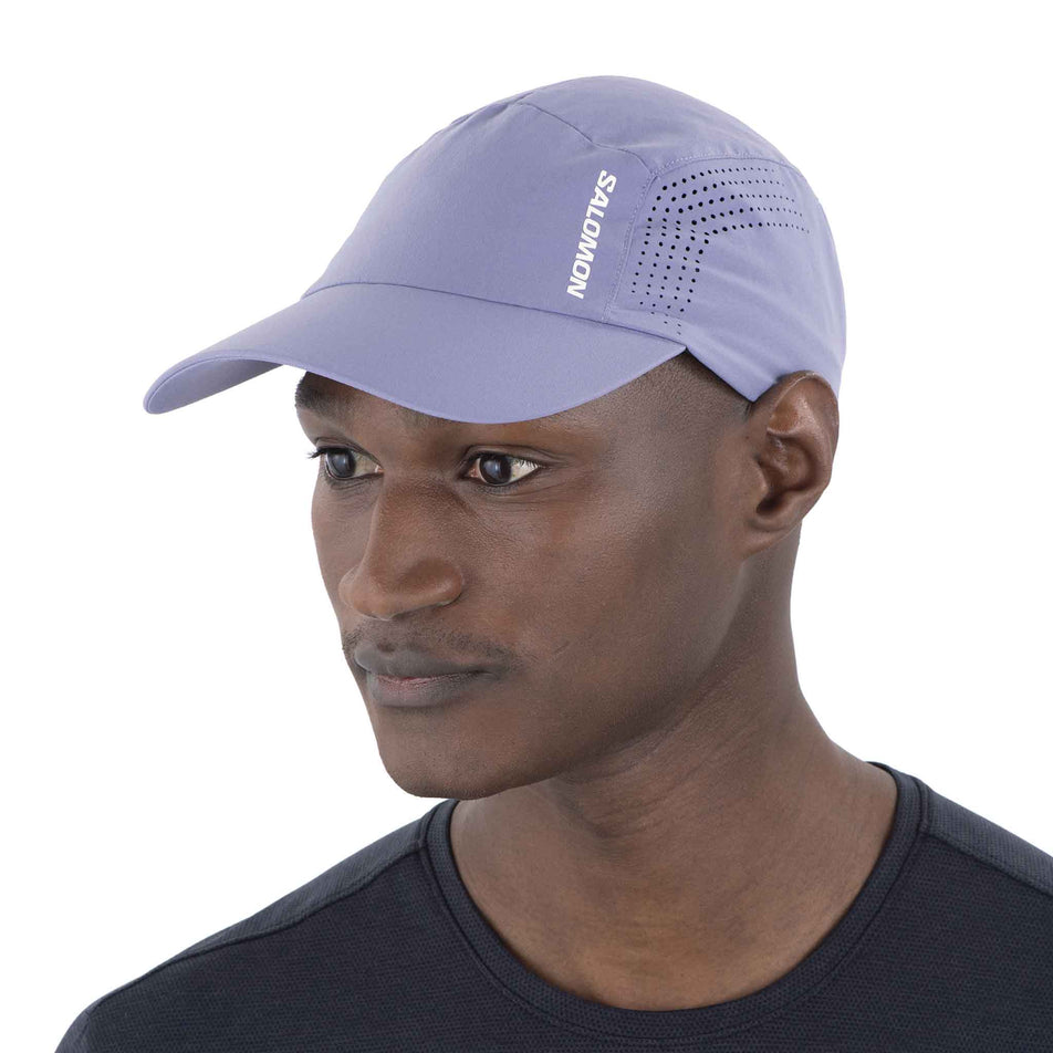 Front view of a model wearing the Salomon Unisex SHKout Cap in the Blue Granite colourway. (8575964676258)