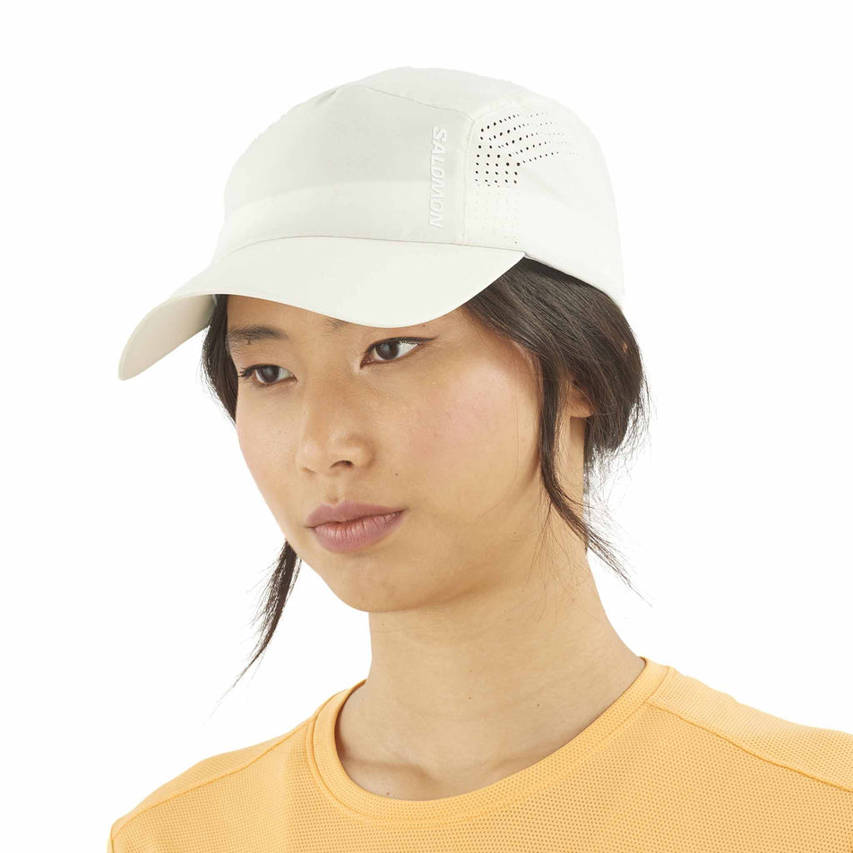 Front view of a model wearing the Salomon Unisex SHKout Cap in the Icicle colourway. (8575956058274)