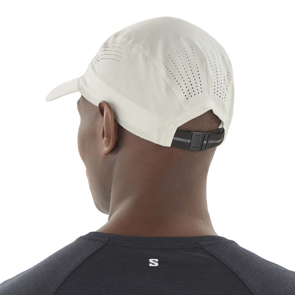 Back view of a model wearing the Salomon Unisex SHKout Cap in the Icicle colourway. (8575956058274)