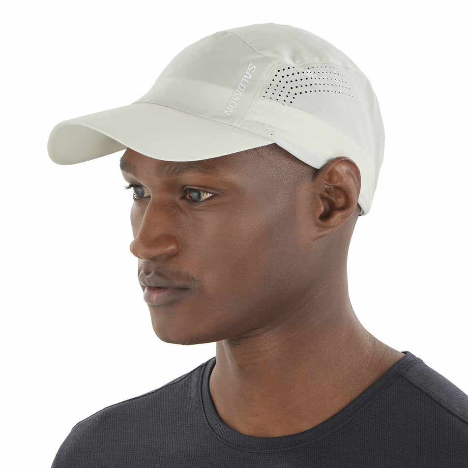 Front view of a model wearing the Salomon Unisex SHKout Cap in the Icicle colourway. (8575956058274)