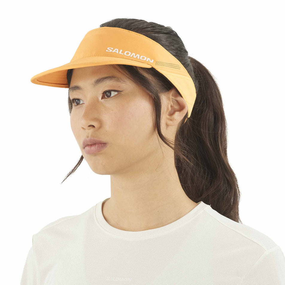 Front view of a model wearing the Salomon Unisex SHKout Visor in the Warm Apricot colourway. (8577889108130)