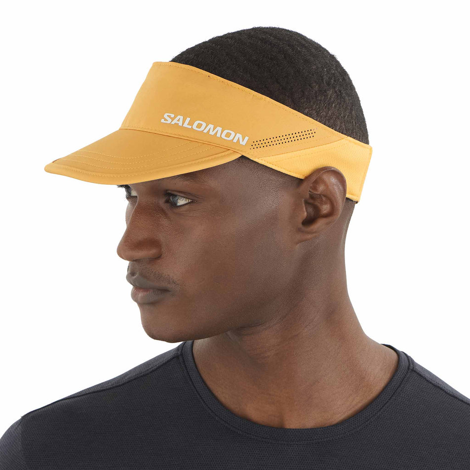 Front view of a model wearing the Salomon Unisex SHKout Visor in the Warm Apricot colourway. (8577889108130)