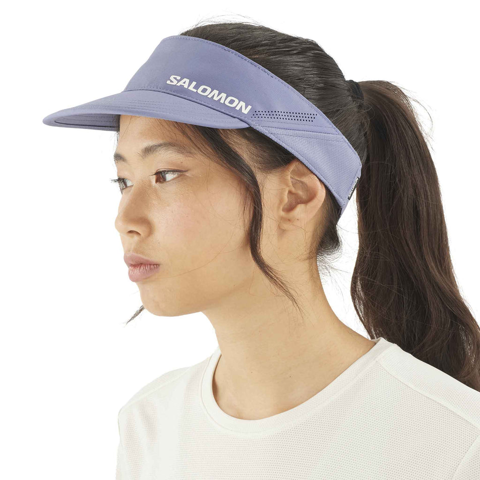 Front view of a model wearing the Salomon Unisex SHKout Visor in the Blue Granite colourway. (8577932624034)