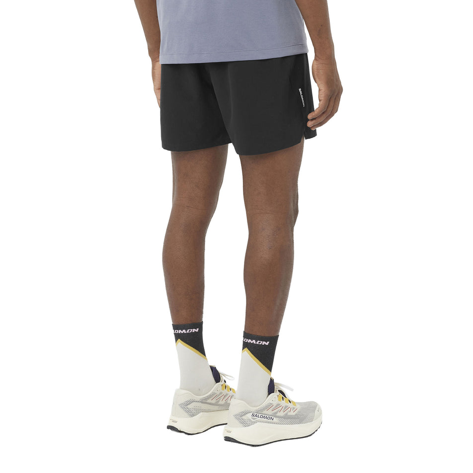 Back view of a model wearing the Salomon Men's SHAKEout Easy 5