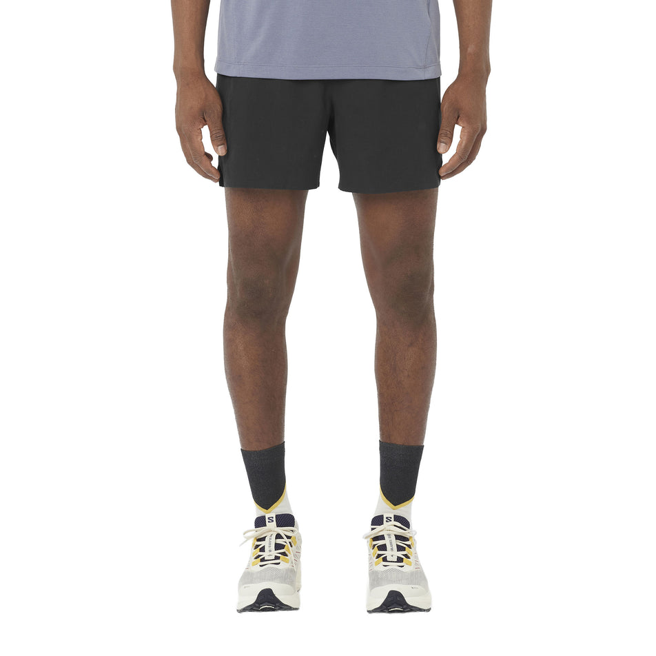 Front view of a model wearing the Salomon Men's SHAKEout Easy 5
