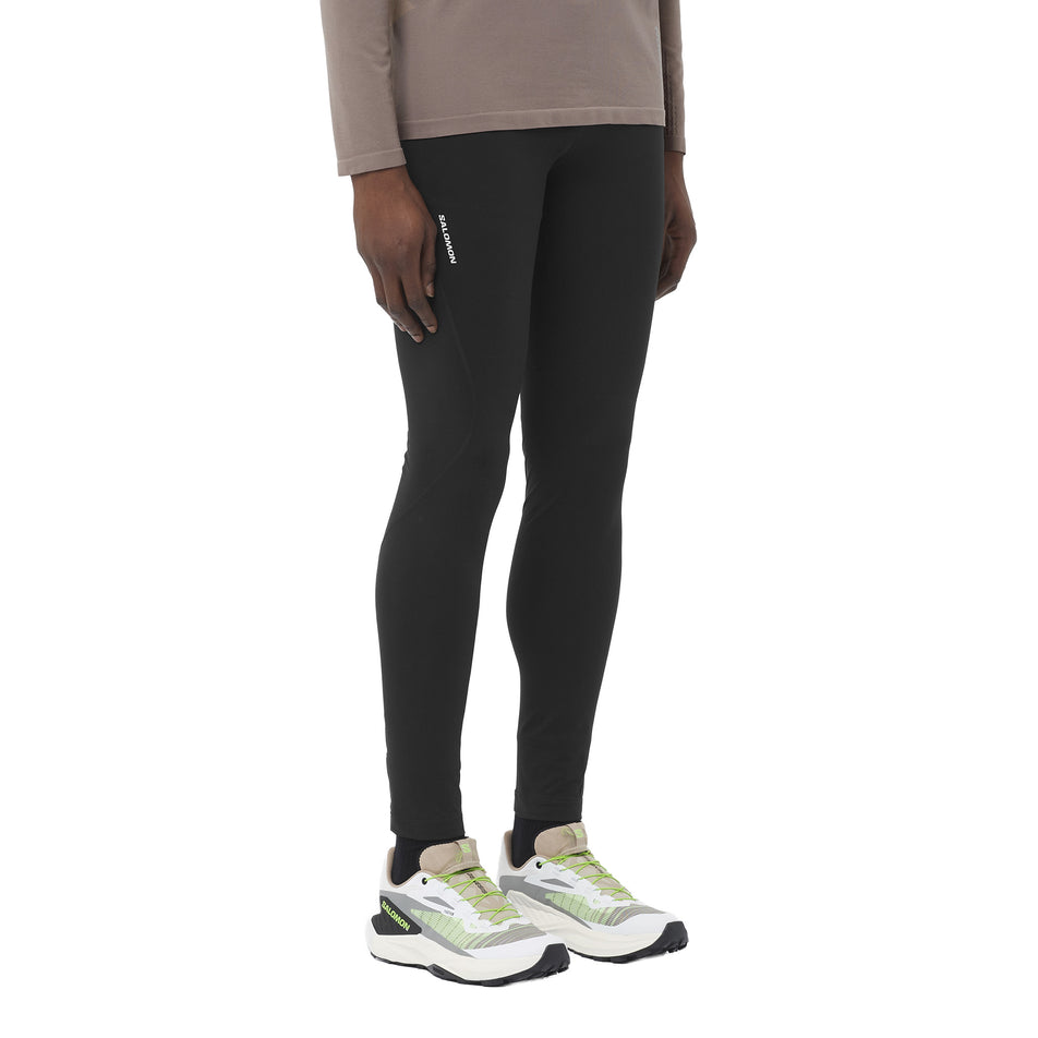 Front view of a model wearing the Salomon Men's SHAKEout CORE Warm Tights in the Deep Black colourway. (8736850051234)