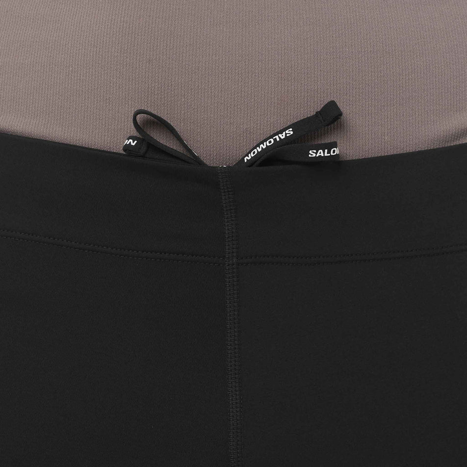 Close-up of the drawcord on the front of the Salomon Men's SHAKEout CORE Warm Tights in the Deep Black colourway. (8736850051234)