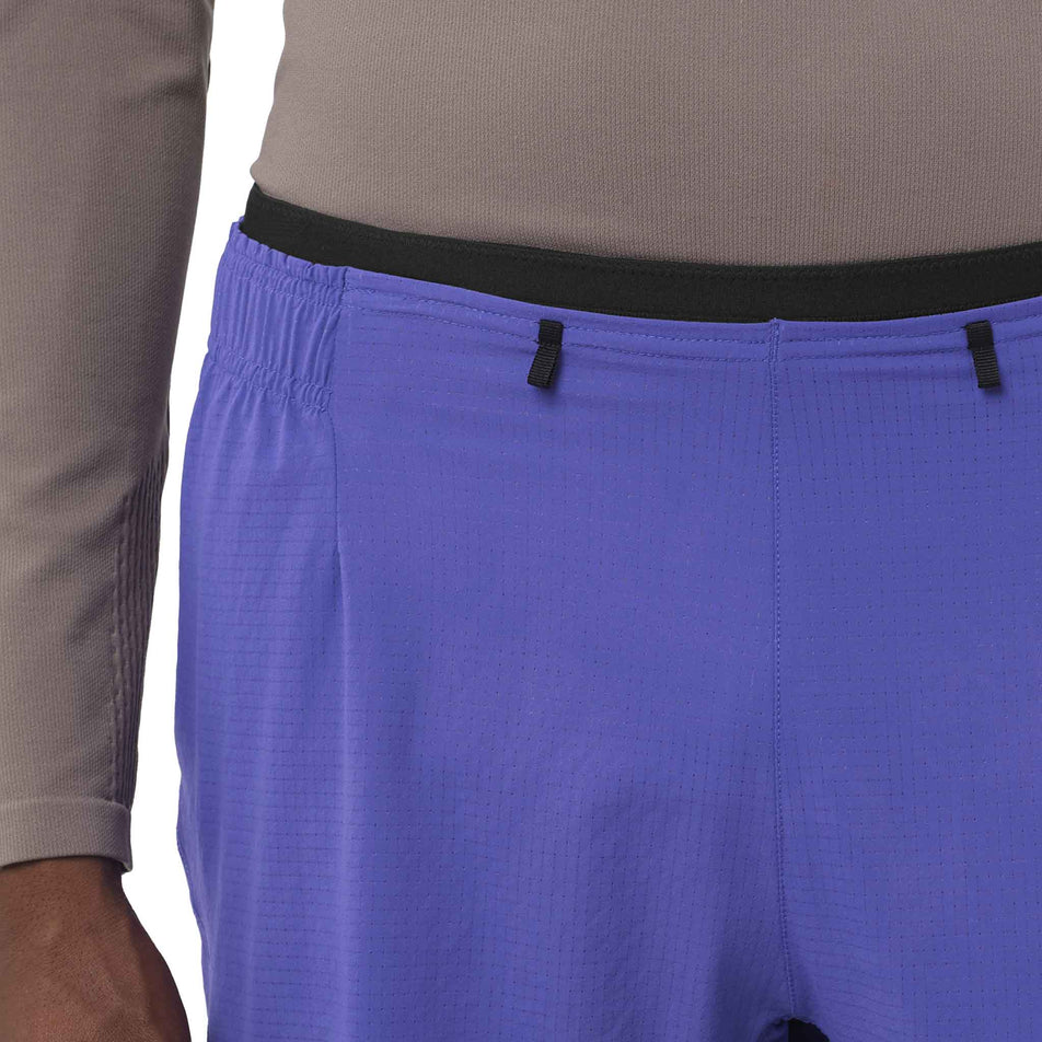 Close-up view of the storage pockets on the front of the Salomon Men's Sense Aero 5'' Shorts in the Liberty colourway. (8736794804386)