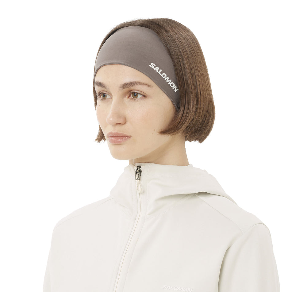 Front view of a model wearing the Salomon Unisex SENSE AERO Headband in the Iron colourway. (8738171519138)