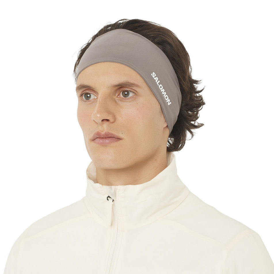 Front view of a model wearing the Salomon Unisex SENSE AERO Headband in the Iron colourway. (8738171519138)