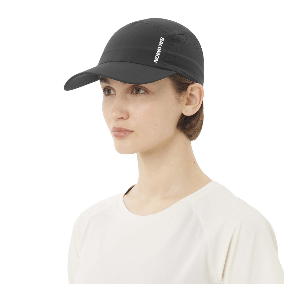 Front view of a model wearing the Salomon Unisex SHAKEout Cap in the Deep Black colourway. (8738175189154)