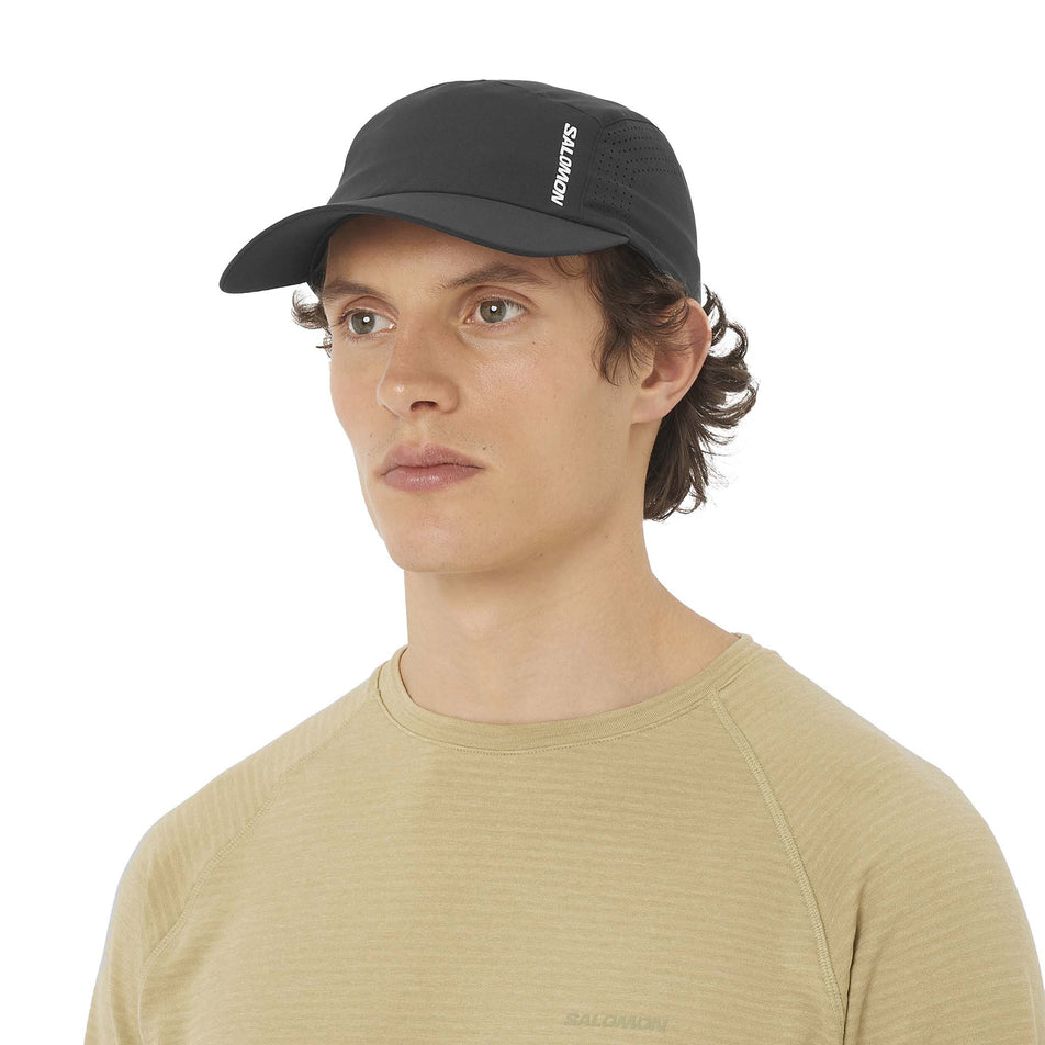 Front view of a model wearing the Salomon Unisex SHAKEout Cap in the Deep Black colourway. (8738175189154)