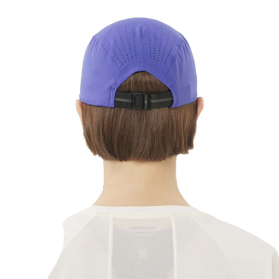 Back view of a model wearing the Salomon Unisex SHAKEout Cap in the Liberty colourway. (8738172764322)