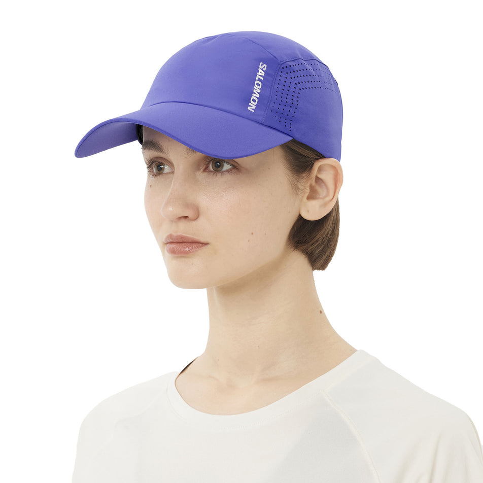 Front view of a model wearing the Salomon Unisex SHAKEout Cap in the Liberty colourway. (8738172764322)