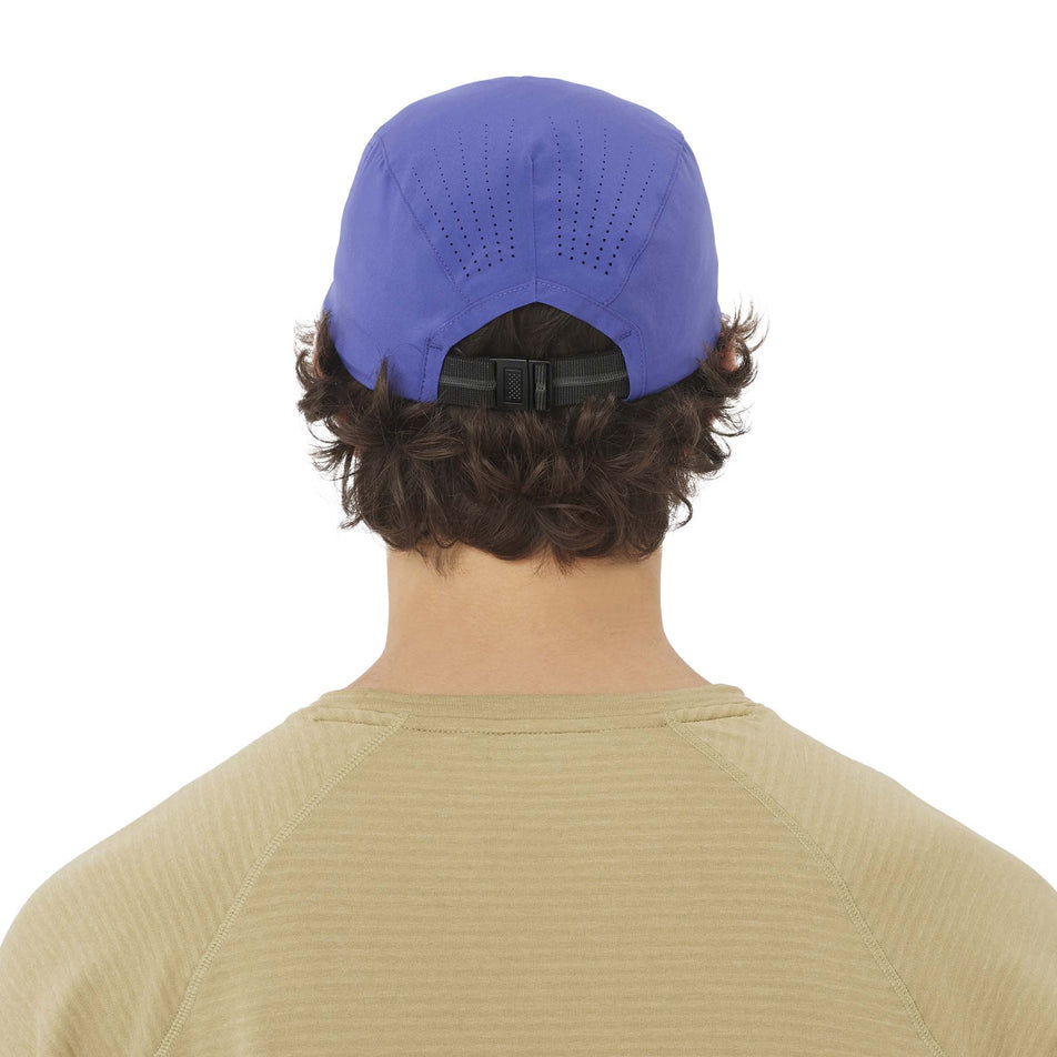 Back view of a model wearing the Salomon Unisex SHAKEout Cap in the Liberty colourway. (8738172764322)