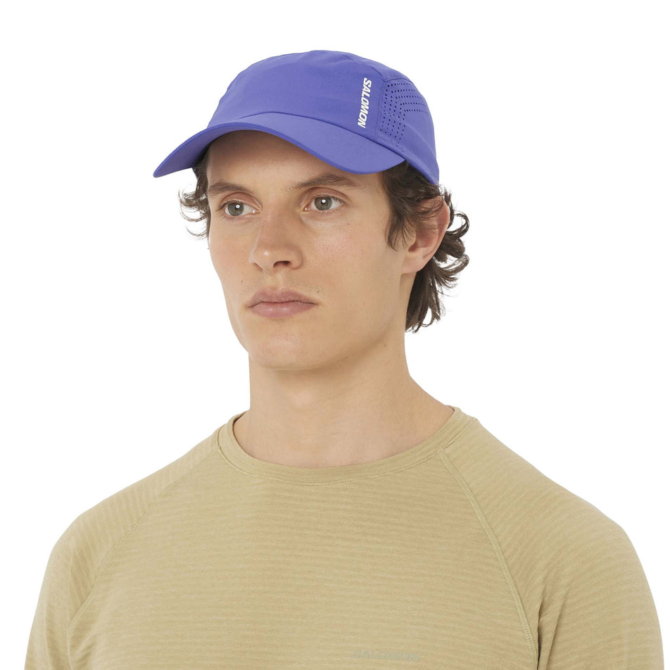 Front view of a model wearing the Salomon Unisex SHAKEout Cap in the Liberty colourway. (8738172764322)