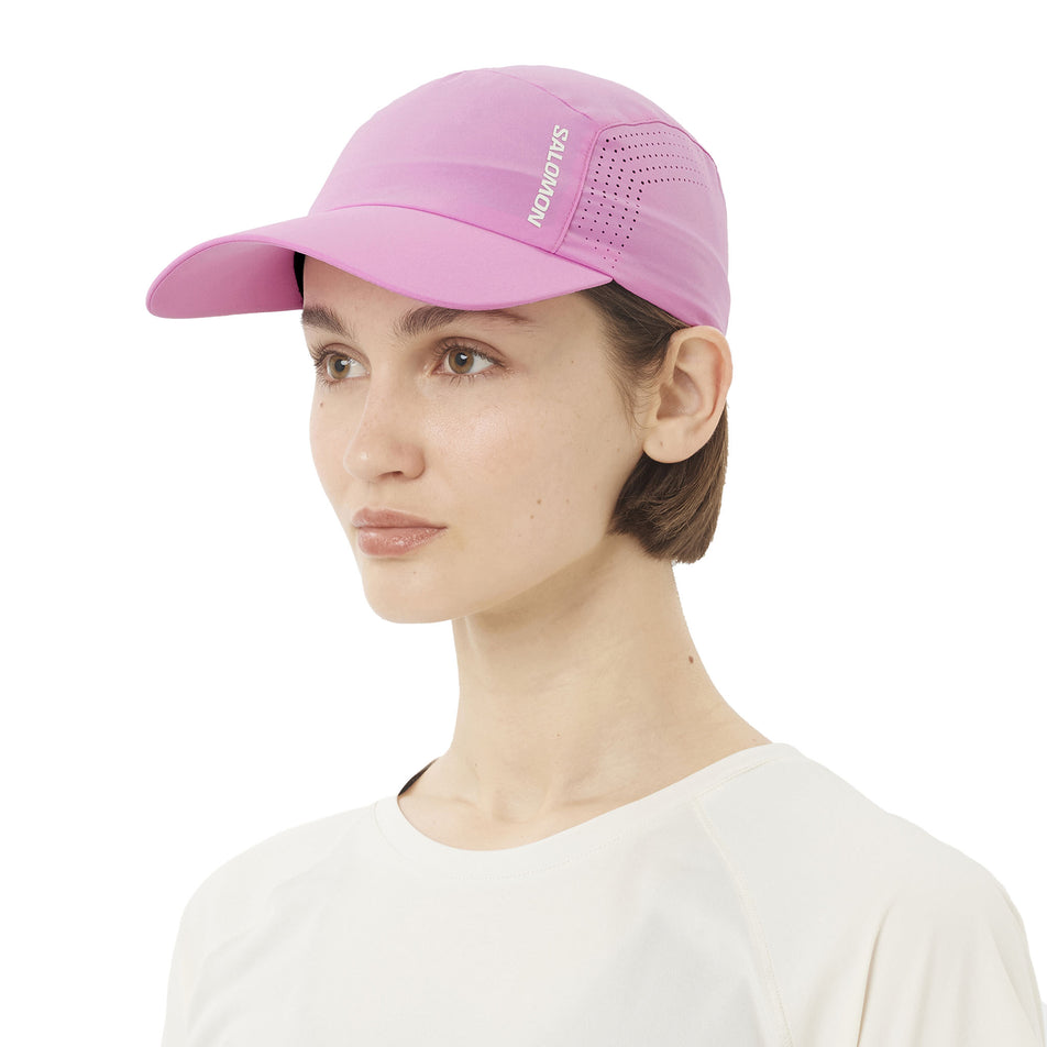 Front view of a model wearing the Salomon Unisex SHAKEout Cap in the Cyclamen colourway. (8738170667170)