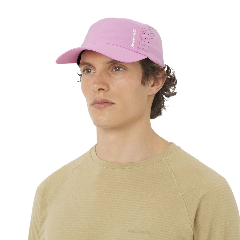 Front view of a model wearing the Salomon Unisex SHAKEout Cap in the Cyclamen colourway. (8738170667170)